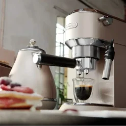 De'Longhi Delonghi Kaffeemaschine Dedica Metallics EC785.BG Pumpendruck 15 Bar, Eingebauter Milchaufschäumer, Manuell, 1300 W, Beige -Günstiges Brat Lust Geschäft 66c0e6372ccda500fe74d5d63a914cd8
