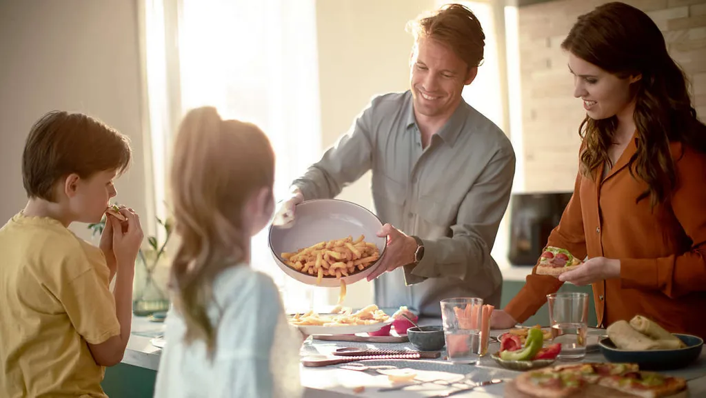 Philips Airfryer Essential, Heißluftfriteuse, 1.2 Kg, Touchscreen, Energieeffizient, Schwarz (HD9270/90) 10 Philips Airfryer Essential, Heißluftfriteuse, 1.2 Kg, Touchscreen, Energieeffizient, Schwarz (HD9270/90) – Bild 8